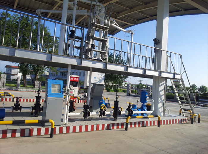 甲苯卸車現(xiàn)場(chǎng)圖 甲苯卸車現(xiàn)場(chǎng)圖